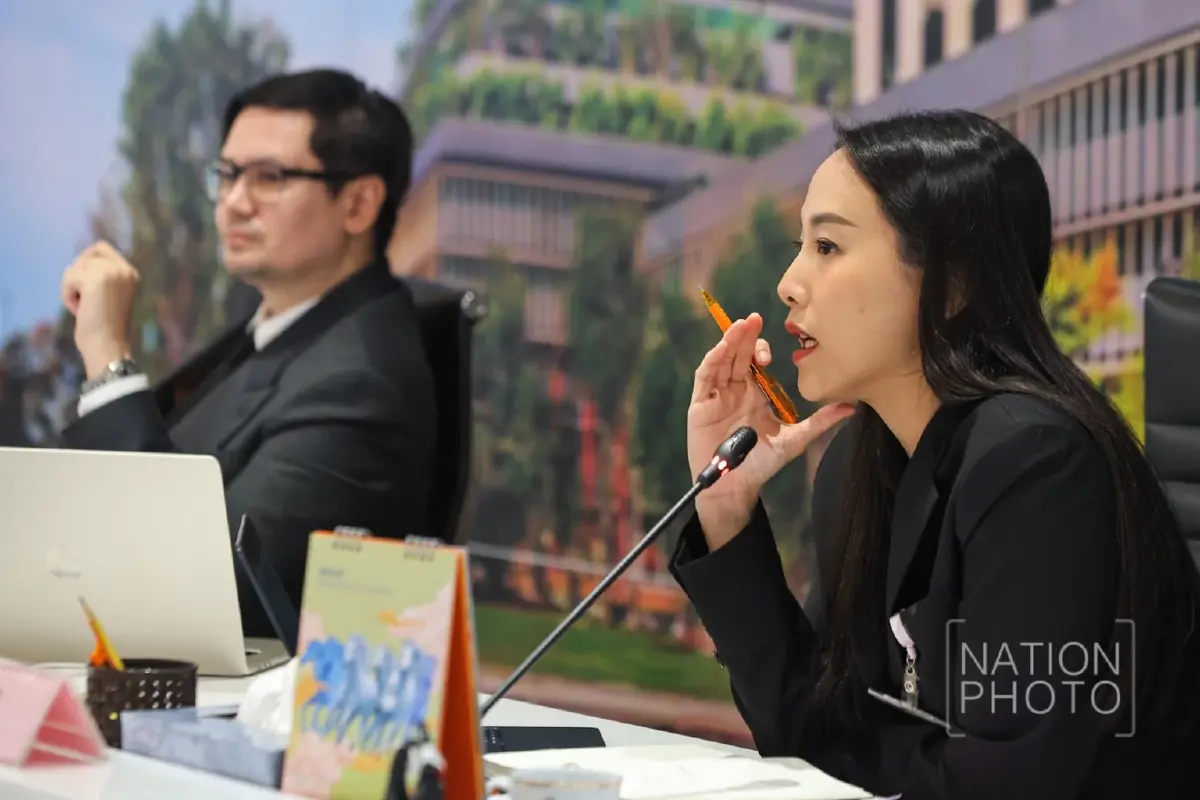 นายรังสิมันต์ โรม และ น.ส.รักชนก ศรีนอก