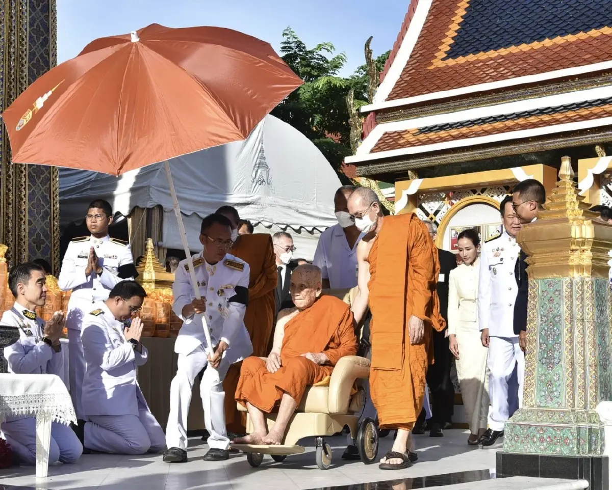 สมเด็จพระสังฆราช เสด็จออกทรงบาตรพระสงฆ์ ในโอกาสฉลองพระชนมายุ 99 พรรษา
