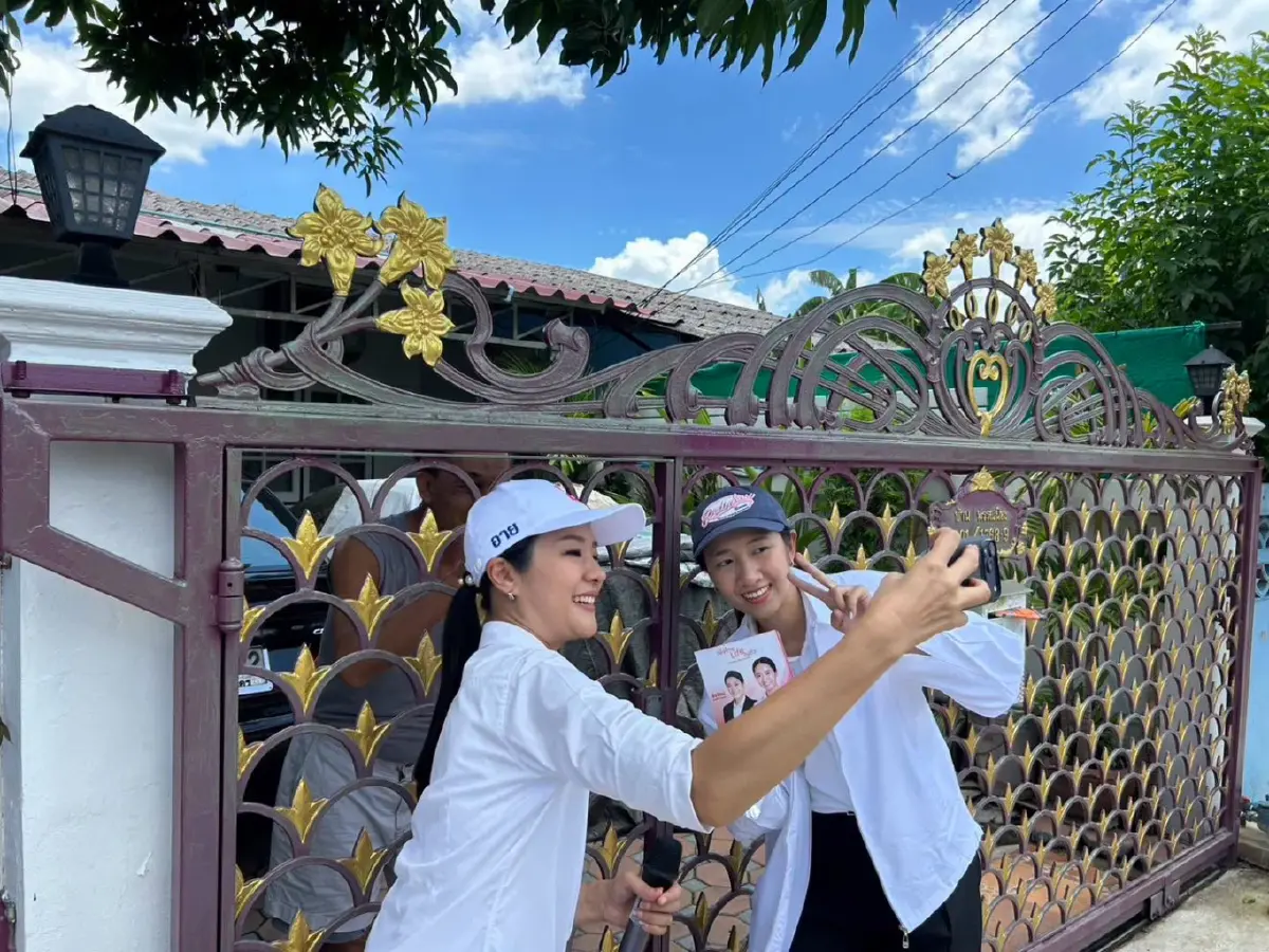 อาย ชวัลพัชร สำเร็จวาณิชย์ ผู้สมัคร ส.ก.ลาดกระบัง ในนาม “เพื่อไทย Life ลงตัว” พร้อมด้วย สส.อิ่ม ธีรรัตน์ สำเร็จวาณิชย์ ลงพื้นที่พบปะชาวบ้าน