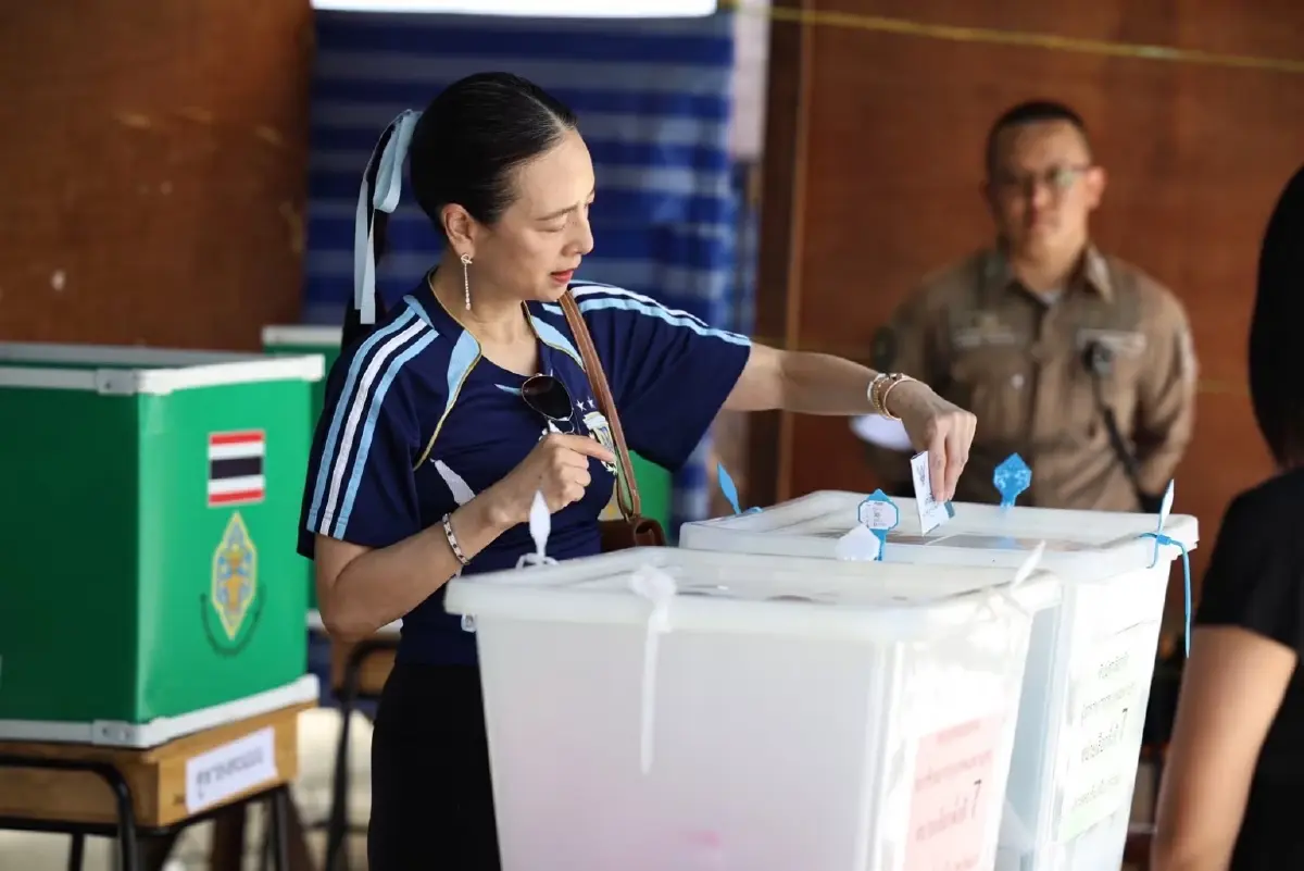 “มาดามแป้ง” ใช้สิทธิ์เลือกตั้ง ผู้ว่าฯกทม.- ส.ก. ที่หน่วยเลือกตั้ง 7 สุขุมวิท 39
