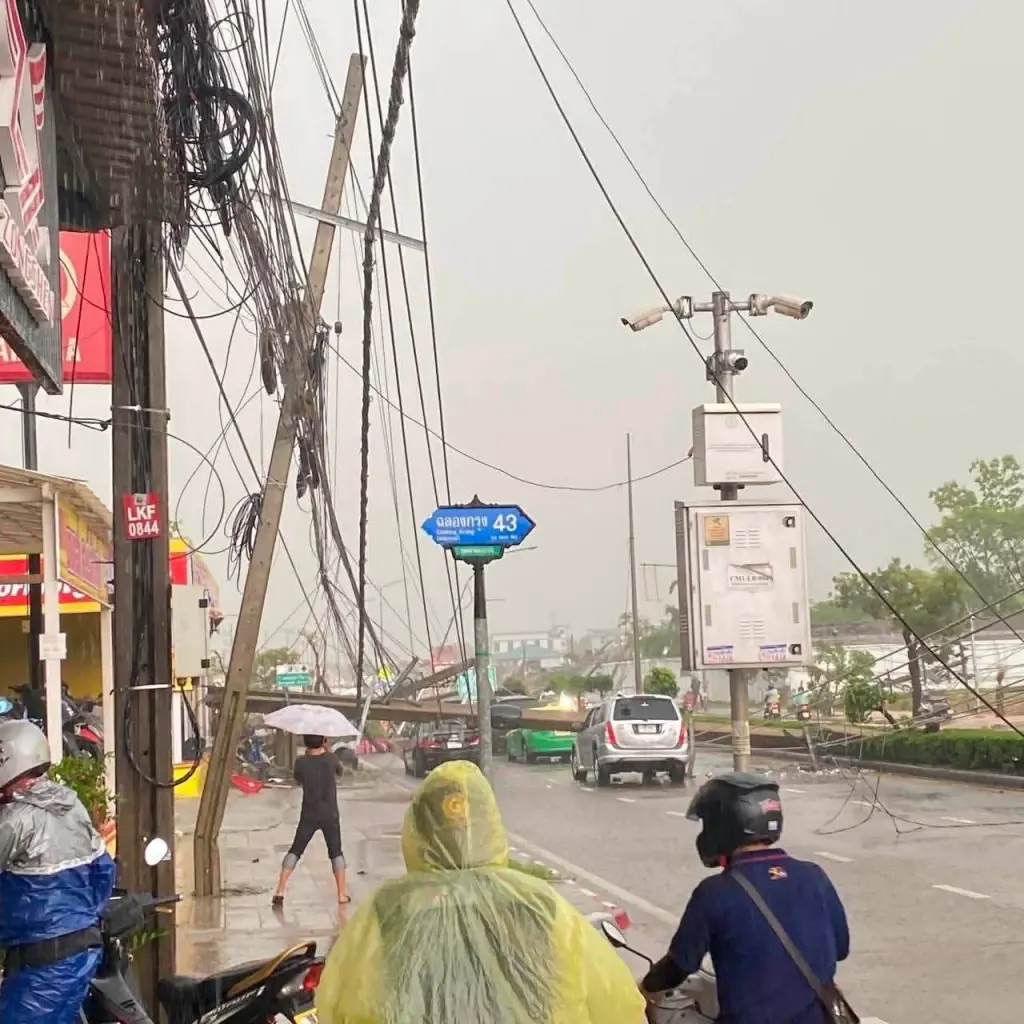ด่วน! พายุถล่ม "ลาดกระบัง" เสาไฟฟ้าแรงสูงโค่นระเนระนาด 15 ต้น ทับรถพังยับกว่า 10 คัน เจ็บติดภายใน ซอยฉลองกรุง 43-53 อัมพาต