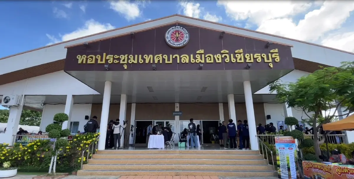สื่อปักหลักรอ "หน้าเทศบาลเมืองวิเชียรบุรี" ยังไร้เงา "ผอ.พิชิต" ยื่นหนังสือลาออกปมมีชื่อเอี่ยว "โกงสอบท้องถิ่น"