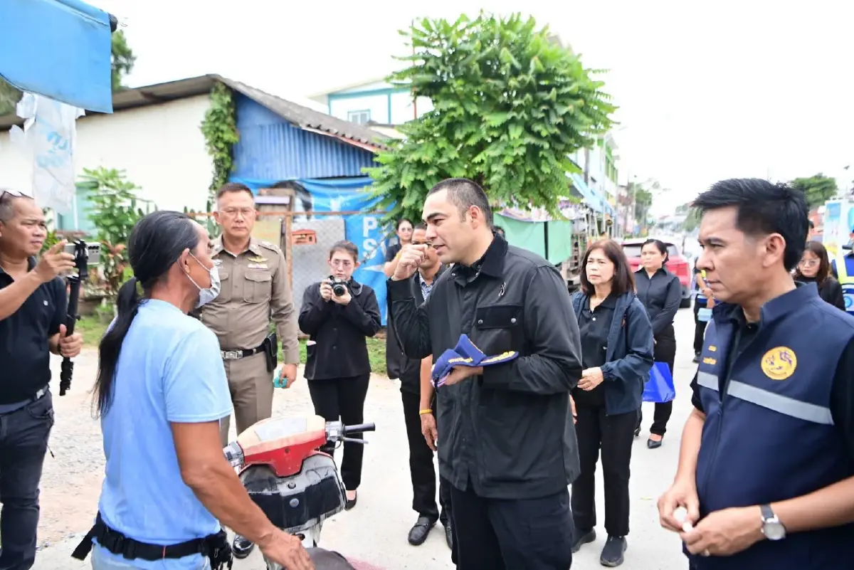 รมช.มท.ลงพื้นที่ติดตามสถานการณ์น้ำประปาขุ่นดำ อ.บ้านฉาง