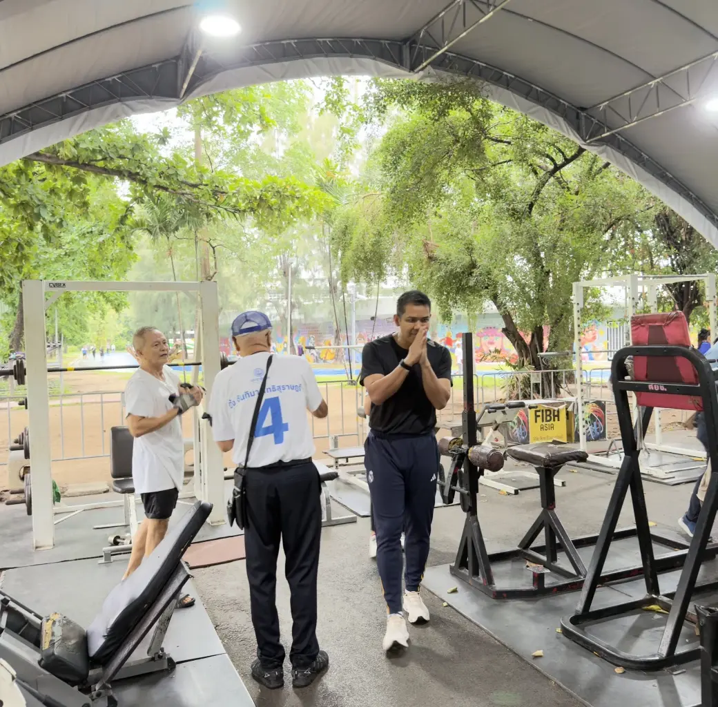 นายชัยชนะ เดชเดโช รองหัวหน้าพรรคประชาธิปัตย์ นำทีมลงพื้นที่หาเสียงเลือกตั้งกทม. 