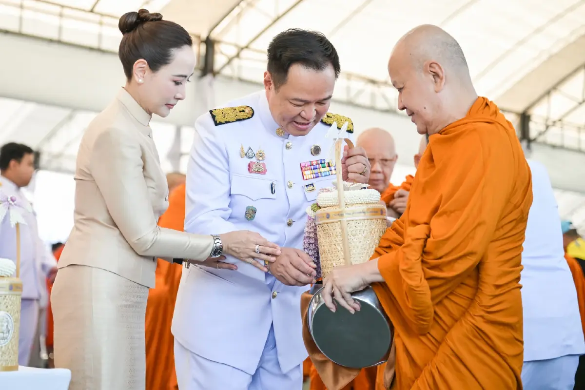 นายกฯ-ภริยา เป็นประธานในพิธีเจริญพระพุทธมนต์ ทำบุญตักบาตรถวายพระราชกุศล สมเด็จพระนางเจ้าฯ พระบรมราชินี