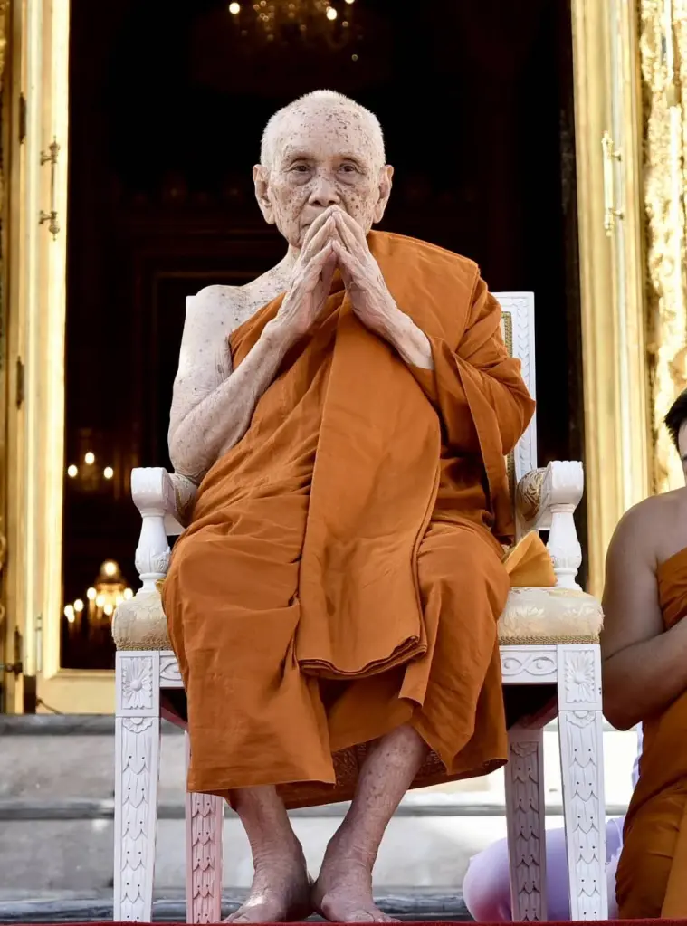 สมเด็จพระสังฆราช เสด็จออกทรงบาตรพระสงฆ์ ในโอกาสฉลองพระชนมายุ 99 พรรษา