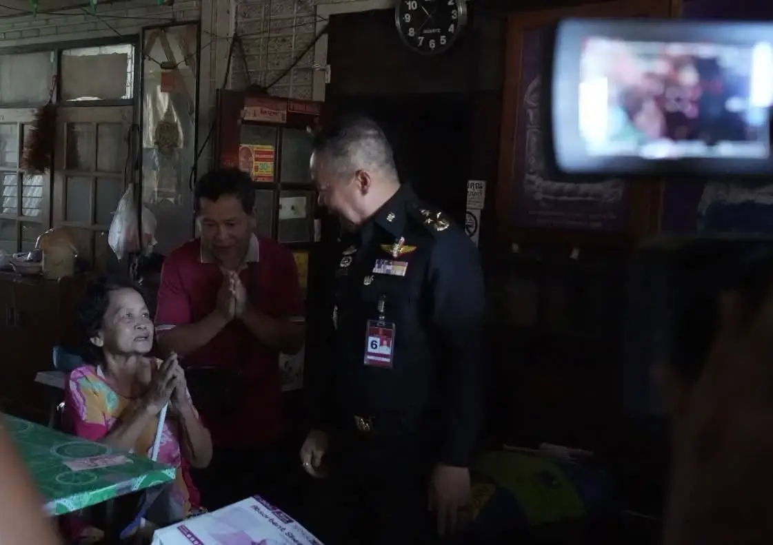 "กอ.รมน." ยกทัพ "ปันน้ำใจ" ที่วัดท่าพระ แจกถุงยังชีพจัดช่วยกลุ่มเปราะบาง ดึงไรเดอร์ ส่งตรงถึงบ้านผู้ป่วยติดเตียง