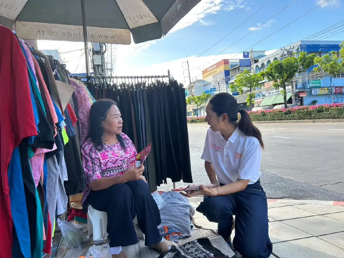 อาย ชวัลพัชร สำเร็จวาณิชย์ ผู้สมัคร ส.ก.ลาดกระบัง ในนาม “เพื่อไทย Life ลงตัว” ลงพื้นที่พบปะชาวบ้าน