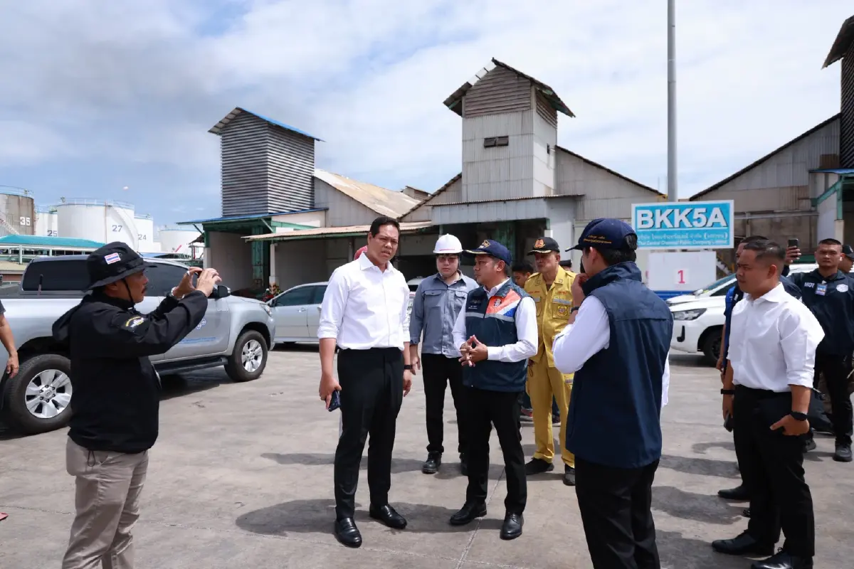 สรรเพชญ บุญญามณี รมช.กระทรวงคมนาคม ลงพื้นที่เหตุโป๊ะเรือล่มที่พระสมุทรเจดีย์