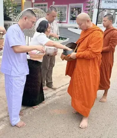 “พระบุญสิน โชติปัญโญ” ขณะปฏิบัติกิจของสงฆ์ด้วยการเดินบิณฑบาต