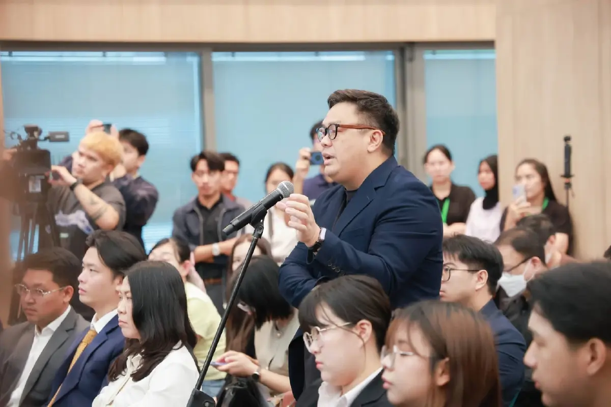 นายธีระชาติ ก่อตระกูล ผู้ประกอบการนักเทคโนโลยี ผู้ก่อตั้งและ CEO บริษัท สยามสแควร์ เทคโนโลยี (ประเทศไทย) จำกัด และอดีตผู้สมัคร สส. พรรคประชาชน