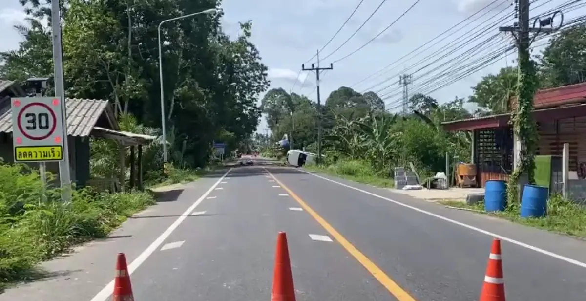 ด่วน! คนร้ายขุดถนนลอบวางระเบิด หน้าโรงเรียน อ.รามัน เจ้าหน้าที่เจ็บ 2 ชาวบ้านขี่ จยย.ผ่านโดนลูกหลง 1
