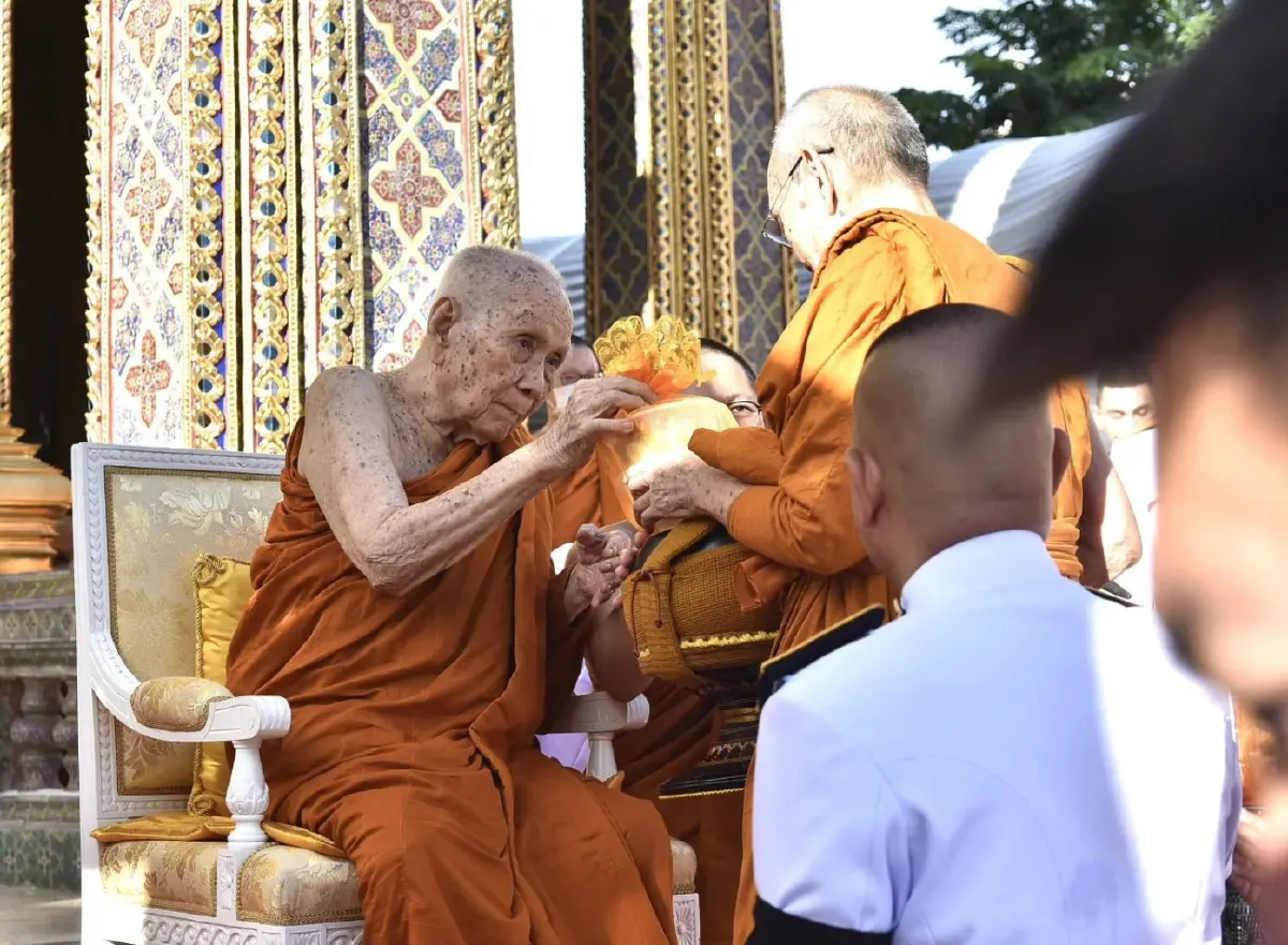 สมเด็จพระสังฆราช เสด็จออกทรงบาตรพระสงฆ์ ในโอกาสฉลองพระชนมายุ 99 พรรษา