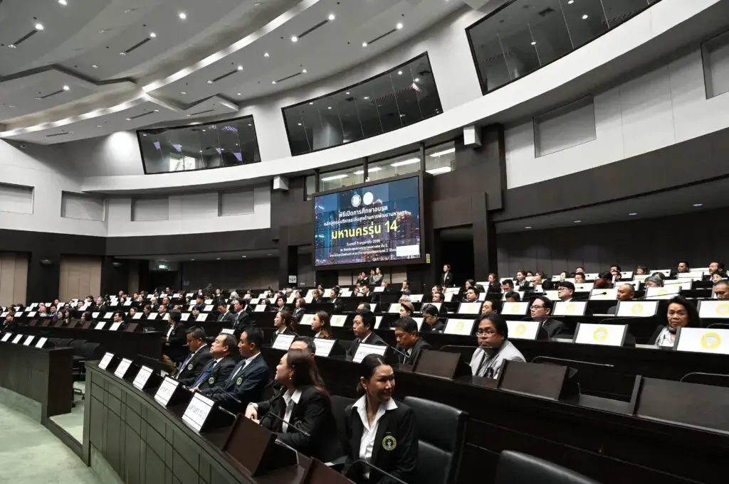 ตัวจริงกลับมาครบ! เช็กชื่อ "บ้านใหญ่ กทม." ตบเท้าหวนคืน "สภา กทม." พร้อมหน้า