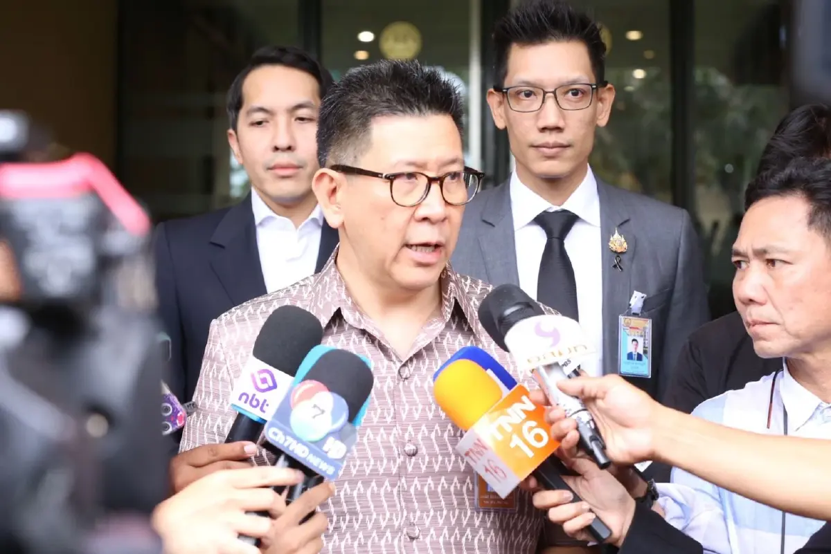 นายเอกนิติ นิติทัณฑ์ประภาศ รองนายกรัฐมนตรี และ รมว.คลัง 