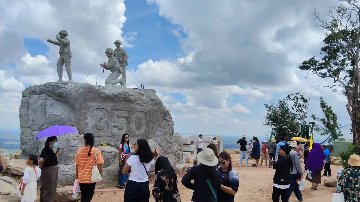 ทะลักชายแดน! นทท.แห่เที่ยว "ปราสาทตาควาย-เนิน 350" วันสุดท้าย เมื่อวานยอดทะลักเฉียด 3,000 คน