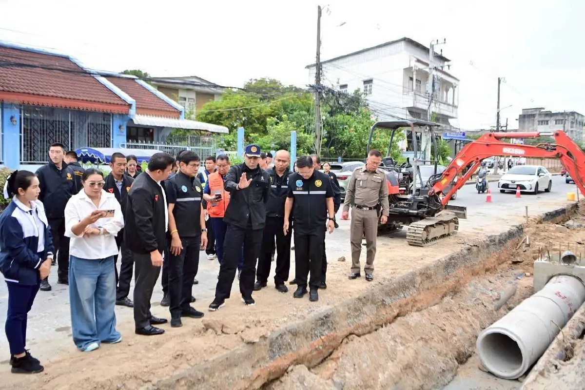 รมช.มท.ลงพื้นที่ติดตามสถานการณ์น้ำประปาขุ่นดำ อ.บ้านฉาง