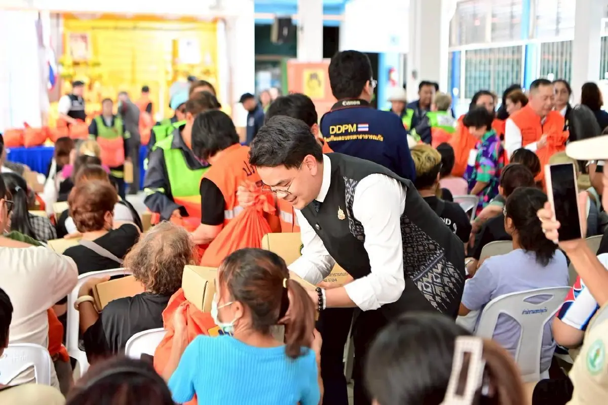 2 รมต.ให้กำลังใจผู้ประสบเหตุเพลิงไหม้ชุมชนวัดบวรนิวาส