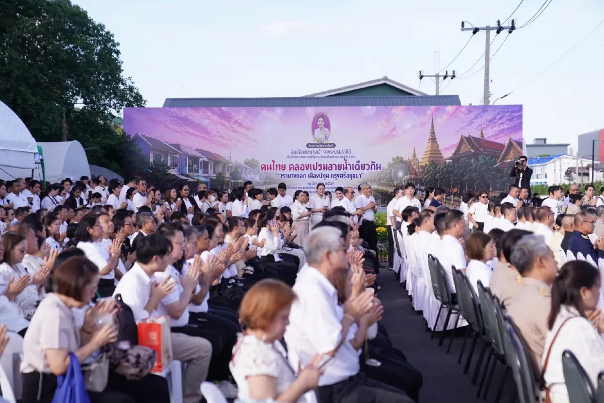 ที่ปรึกษานายกฯ-ประชาชน ร่วมตักบาตรทางเรือ 98 รูป คลองเปรมประชากร เฉลิมพระเกียรติพระบรมราชินี