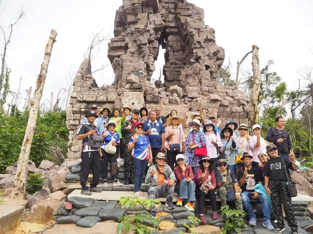 ฮอตหยุดไม่อยู่! "ปราสาทตาควาย-เนิน 350" นักท่องเที่ยวทะลักวันที่ 2 กว่า 1,500 คน