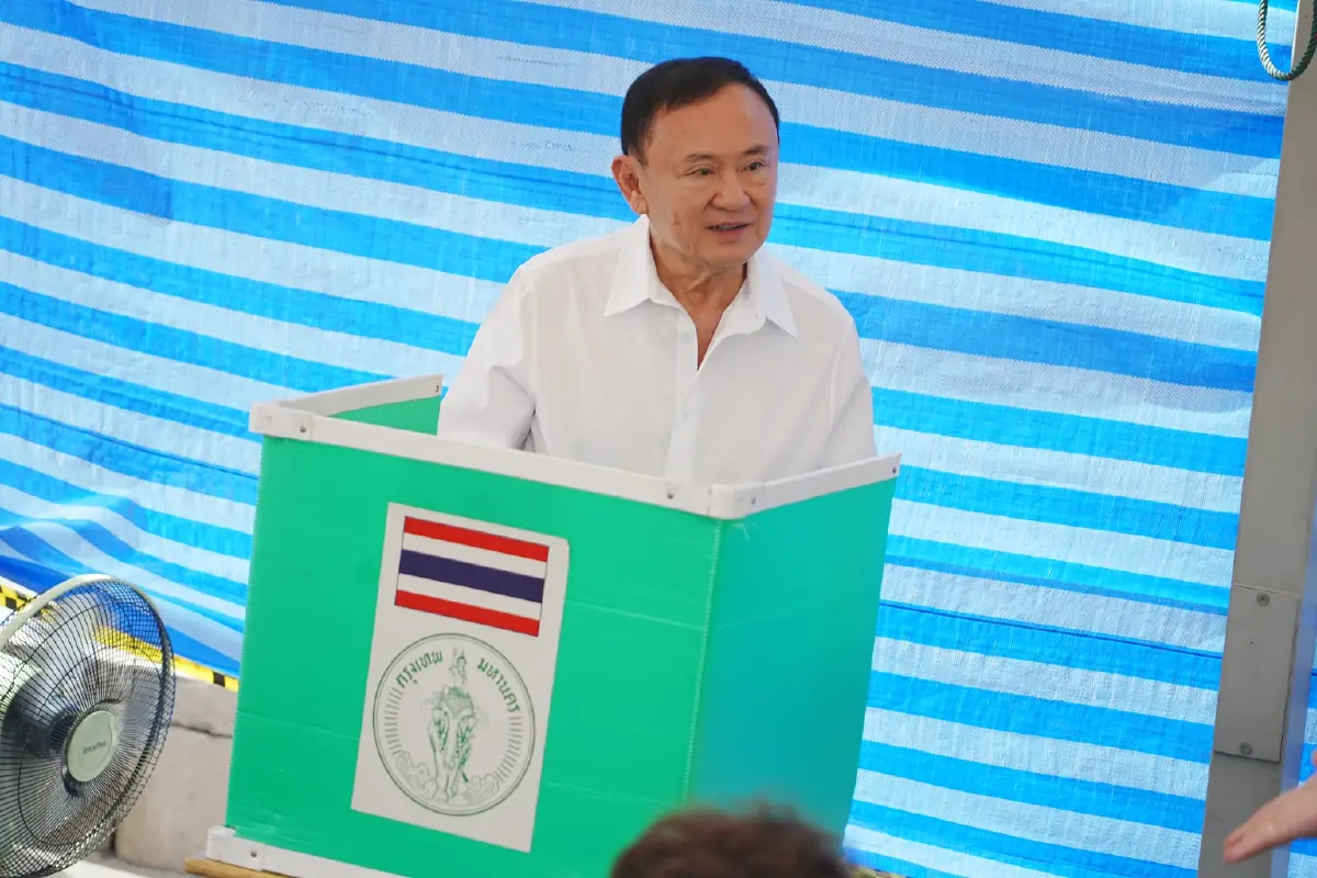 "ทักษิณ" ออกมาใช้สิทธิเลือกตั้ง "ผู้ว่าฯ กทม.-ส.ก." ในรอบ 20 ปี พร้อมทักทายประชาชน