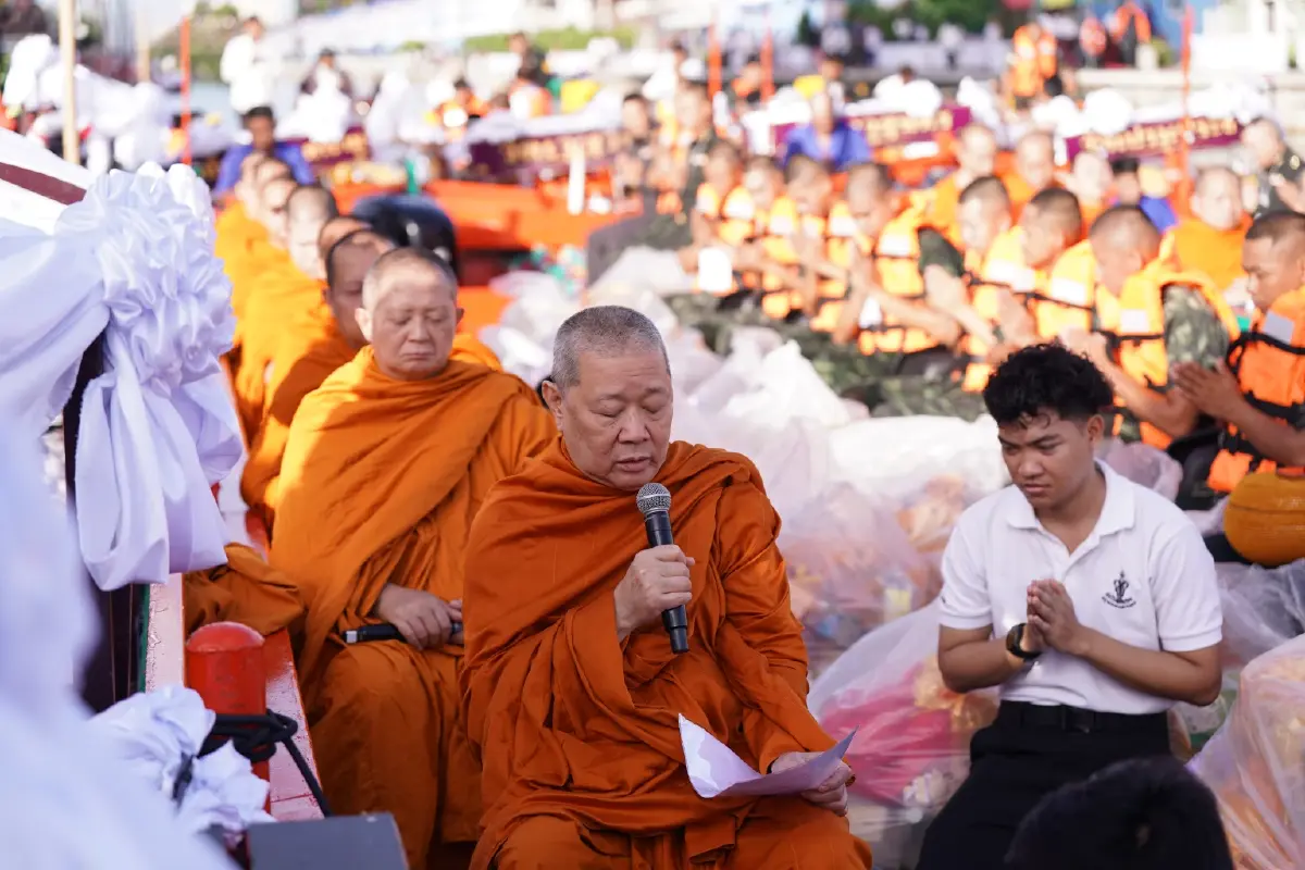 ที่ปรึกษานายกฯ-ประชาชน ร่วมตักบาตรทางเรือ 98 รูป คลองเปรมประชากร เฉลิมพระเกียรติพระบรมราชินี