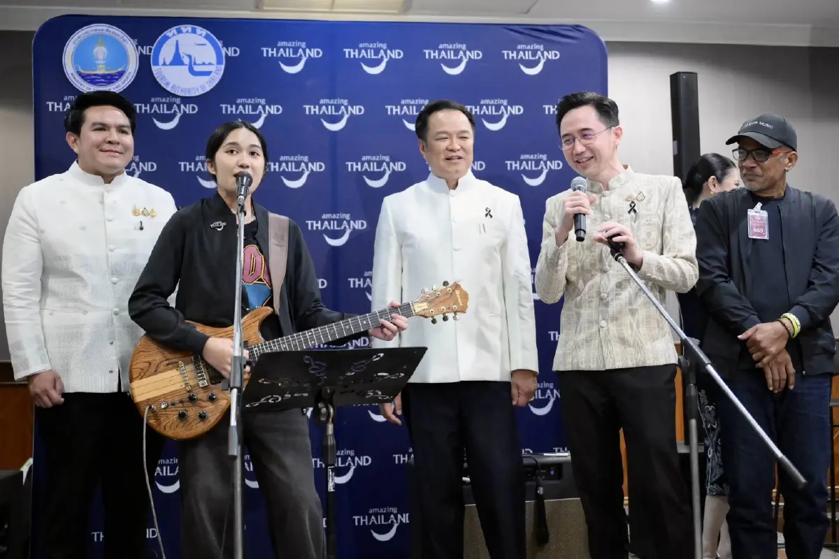 "เนเน่ รอยัล" โชว์โซโล่ "ซอมบี้" กลางทำเนียบ ขณะ "นายกฯ-รมต." ร่วมร้องเพลง "ซมซาน" (มีคลิป)