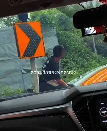 คลิปสุดไวรัล 12 ล้านวิว! สาวใจบุญรับ "พ่อ" เดินเท้าไปตามหา "ลูกชาย" จนได้พบกัน