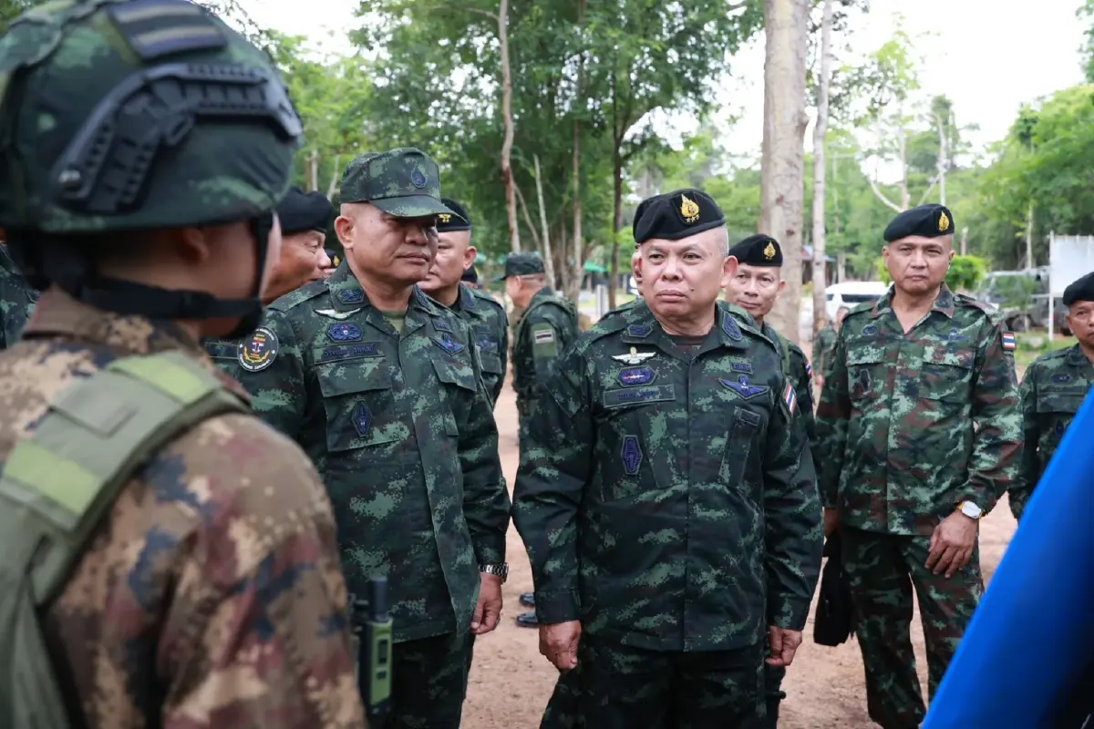 ผนึกกำลัง! แม่ทัพภาค 3-2 ลงพื้นที่ชายแดน "ไทย-กัมพูชา" ตรวจเยี่ยมกำลังพลเสริมแนวหน้า