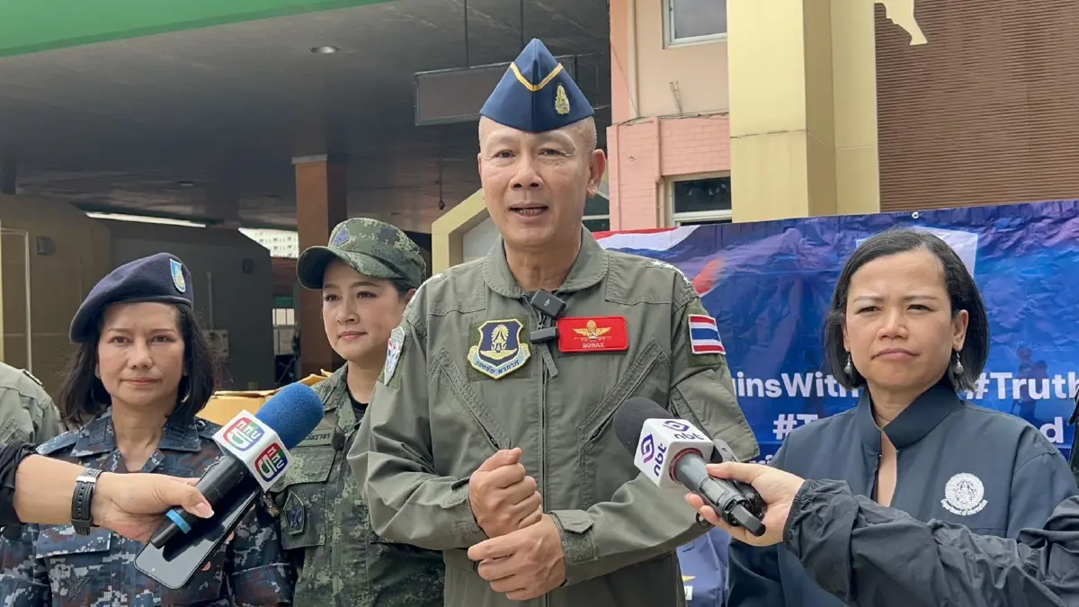 พล.อ.อ.ประภาส สอนใจดี ผู้ช่วยผู้บัญชาการทหารอากาศ ในฐานะผู้อำนวยการศูนย์ข่าวสารสถานการณ์ไทย–กัมพูชา (Joint Information Center : JIC) 