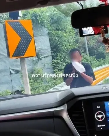 คลิปสุดไวรัล 12 ล้านวิว! สาวใจบุญรับ "พ่อ" เดินเท้าไปตามหา "ลูกชาย" จนได้พบกัน