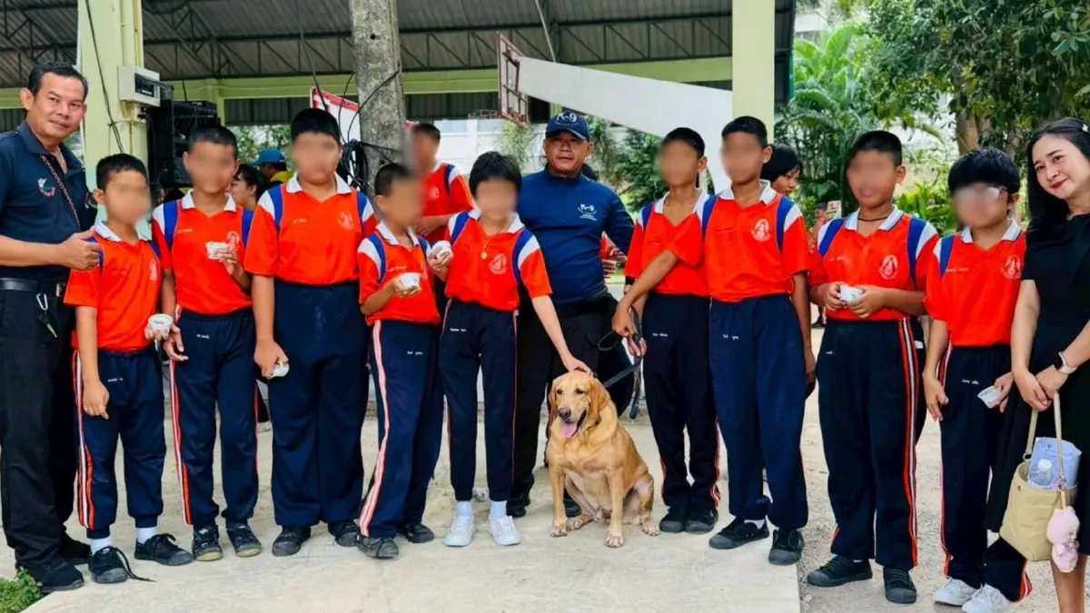 ตชด.นำทีม K9  ทำกิจกรรมสุนัขบำบัด มอบความสุขเด็ก รร.เพชรบุรีปัญญานุกูล