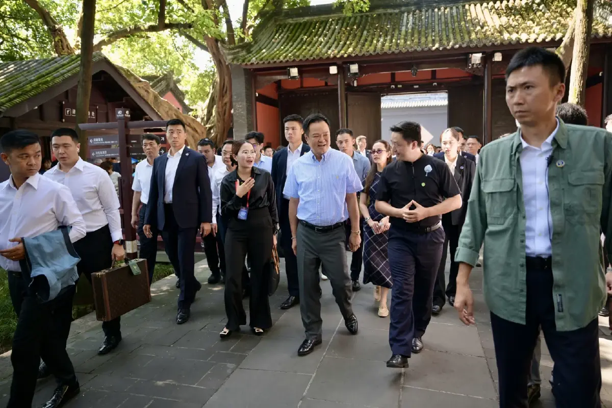 "นายกฯ" เยือน "ศูนย์อนุรักษ์แพนด้ายักษ์" ศาลเจ้าสามก๊กและวัดต้าฉือ "นครเฉิงตู"