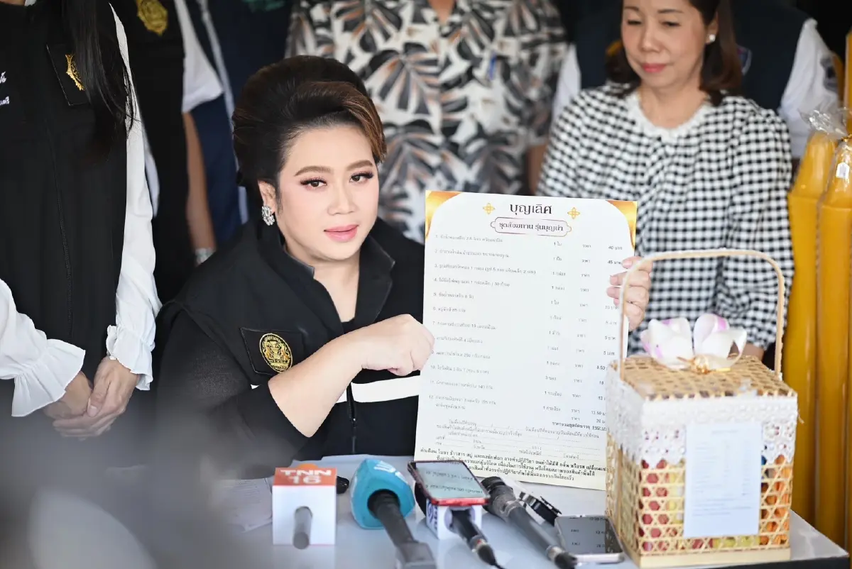 นางสาวศุภมาส อิศรภักดี รัฐมนตรีประจำสำนักนายกรัฐมนตรี ในฐานะกำกับดูแล สคบ. ลงพื้นที่ตรวจสอบฉลากสินค้าชุดสังฆทานและชุดไทยธรรม ย่านเสาชิงช้า