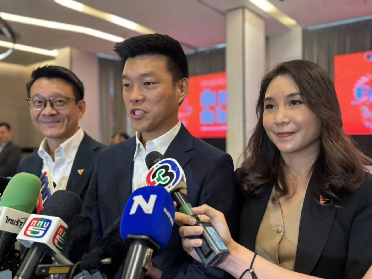 นายณัฐพงษ์ เรืองปัญญาวุฒิ หัวหน้าพรรคประชาชน และผู้นำฝ่ายค้าน