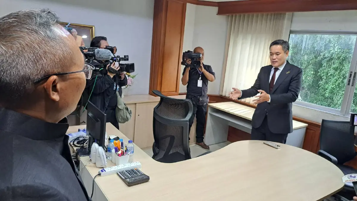ด่วน! "กมธ.ป.ป.ช." บุกตรวจ สถ.  ดูตู้เซฟเก็บ "แฟลชไดรฟ์" แฉขบวนการ "โกงสอบท้องถิ่น" ตั้งแต่ "ผู้ซื้อ" จนถึงระดับ "เสนาบดี"