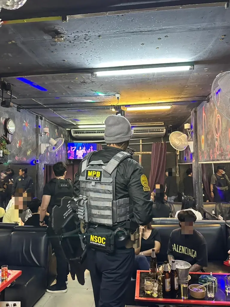 บช.น. ร่วม ป.ป.ส. บุกทลายผับลับห้วยขวาง อำพรางร้านเกมเน้นขายยา ไร้ทางหนีไฟ
