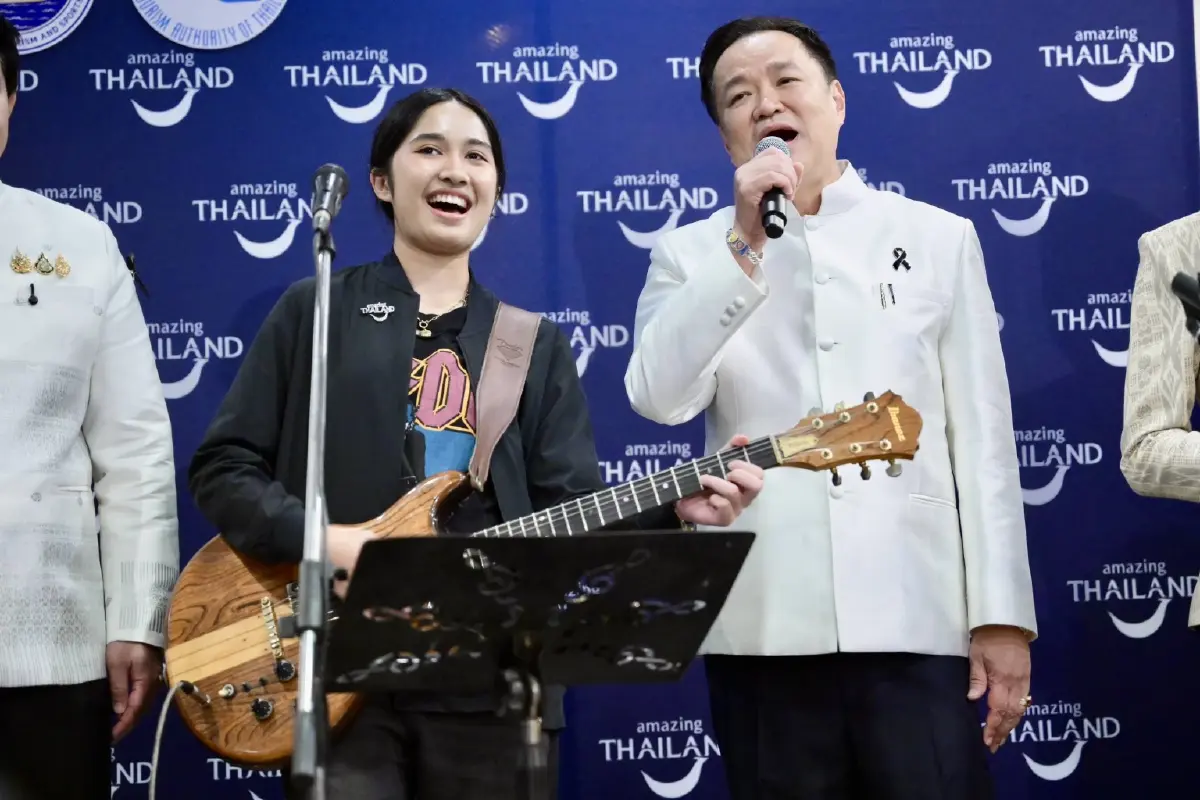"เนเน่ รอยัล" โชว์โซโล่ "ซอมบี้" กลางทำเนียบ ขณะ "นายกฯ-รมต." ร่วมร้องเพลง "ซมซาน" (มีคลิป)