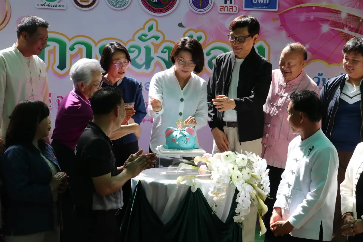 นางสาวตวงรัตน์ โล่ห์สุนทร นายก อบจ.ลำปาง เป็นประธานเปิดงานฉลองครบรอบ 4 ปี กาดนั่งก้อม หนองกระทิง