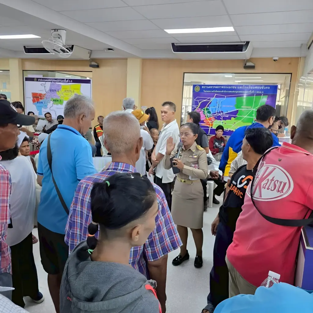 ประชาชนแห่อุทธรณ์สิทธ์ "บัตรคนจน" ด้าน "ผอ.ขนส่งพื้นที่ 4" ยัน ส่วนใหญ่เป็น "รถเก่า-โอนลอย"