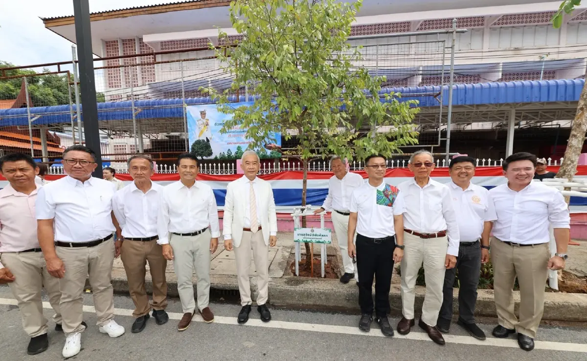 นายสุวัจน์ นำชาวโคราชปลูกต้นไม้ 4,000 ต้น เฉลิมพระเกียรติฯ ในหลวง