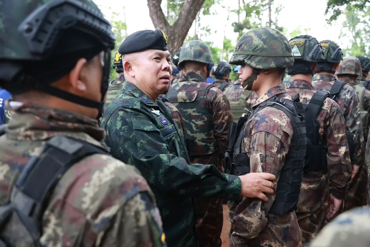 ผนึกกำลัง! แม่ทัพภาค 3-2 ลงพื้นที่ชายแดน "ไทย-กัมพูชา" ตรวจเยี่ยมกำลังพลเสริมแนวหน้า