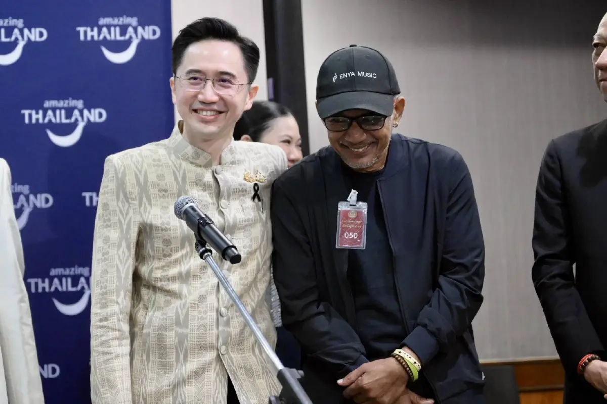 "เนเน่ รอยัล" โชว์โซโล่ "ซอมบี้" กลางทำเนียบ ขณะ "นายกฯ-รมต." ร่วมร้องเพลง "ซมซาน" (มีคลิป)