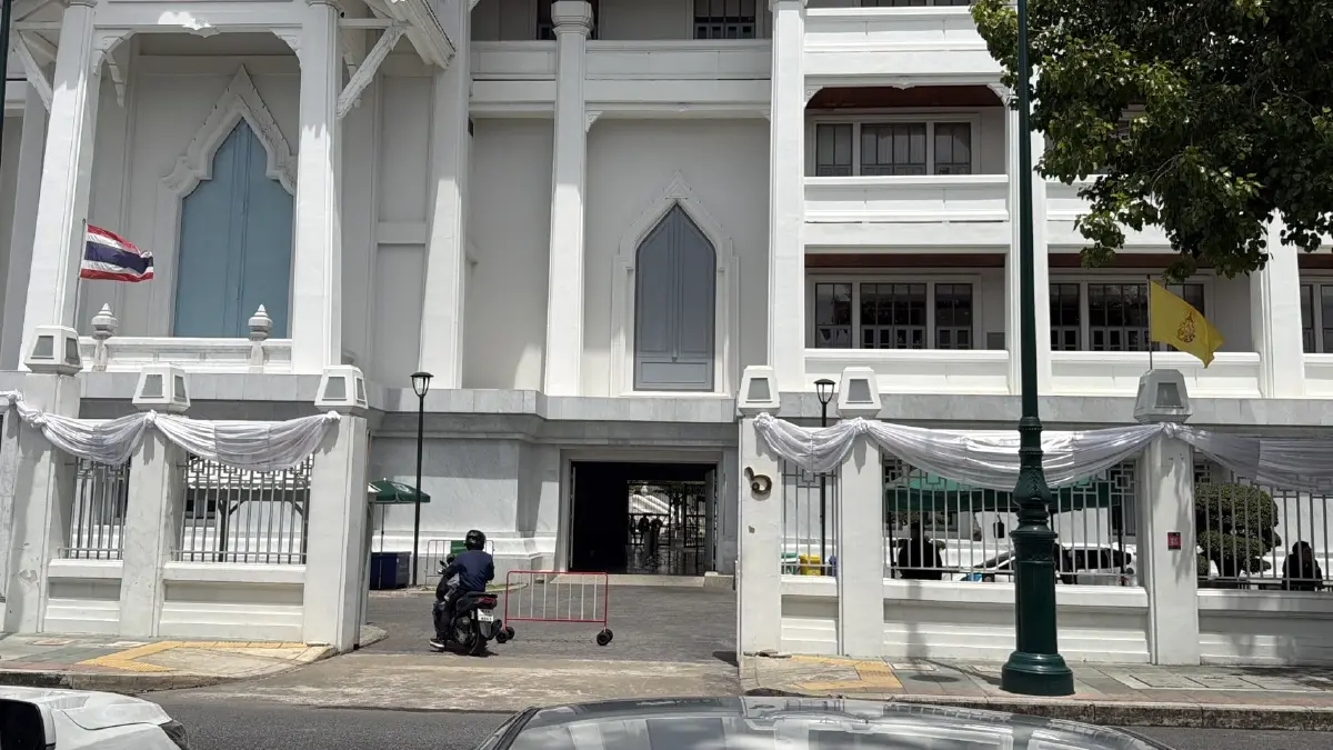 บรรยากาศทางเข้าศาลฎีกาด้านประตูคลองหลอด