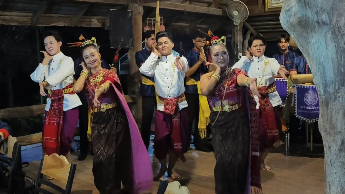 การแสดงของเยาวชนจาก ‘วงศรีศิลป์ถิ่นโปงลาง’
