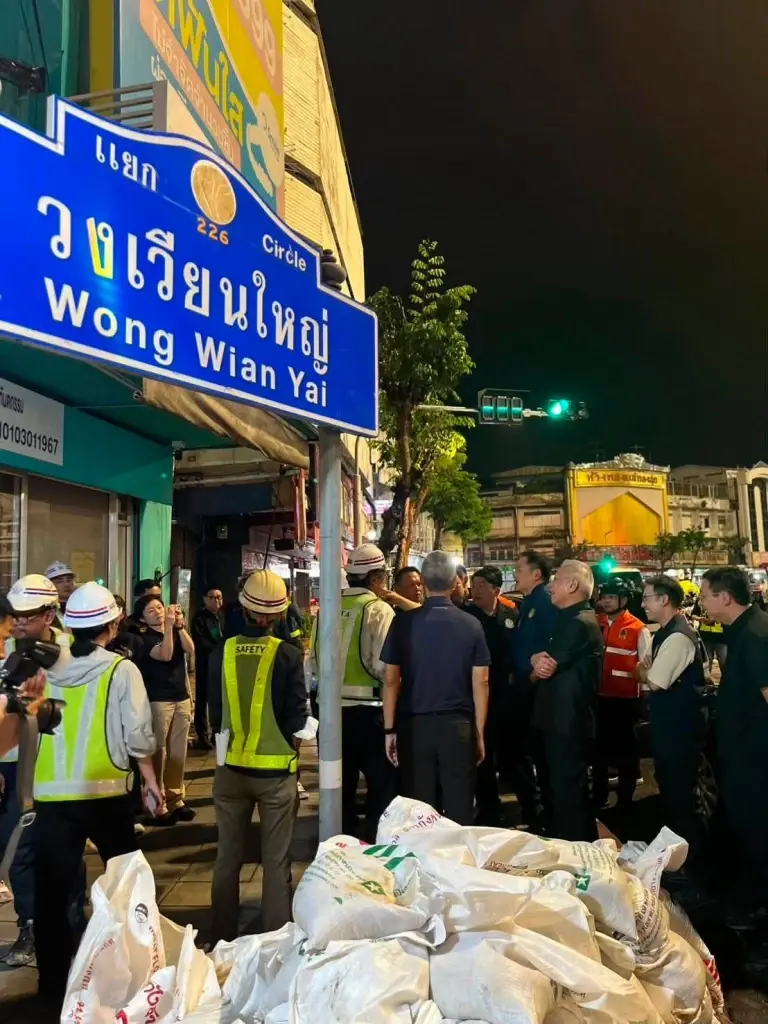 นายกลงพื้นที่เหตุน้ำรั่วซึมเข้าสู่อุโมงค์รถไฟฟ้าสายสีม่วงใต้