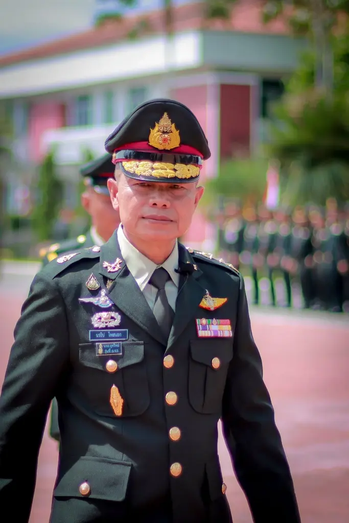 พล.ท.นรธิป โพยนอก แม่ทัพภาคที่ 4 และ ผอ.รมน.ภาค 4