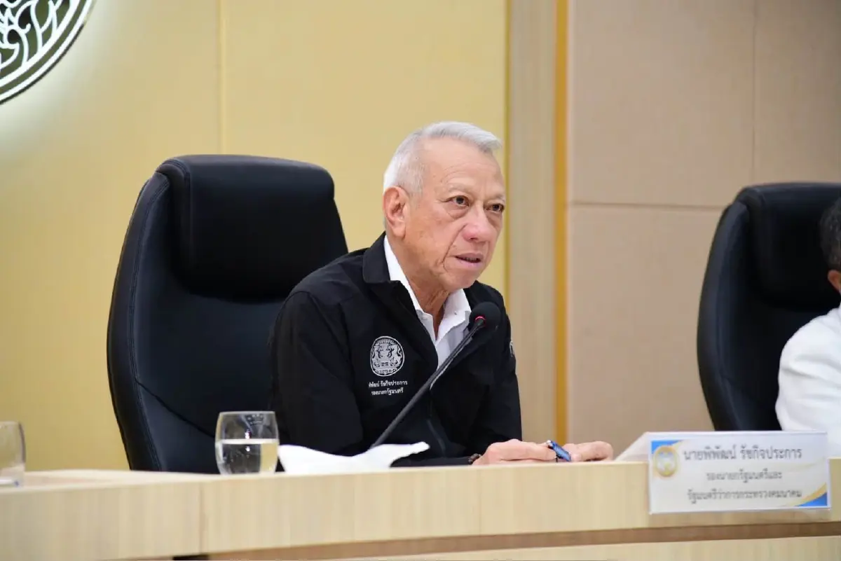 นายพิพัฒน์ รัชกิจประการ รองนายกรัฐมนตรี และรัฐมนตรีว่าการกระทรวงคมนาคม 