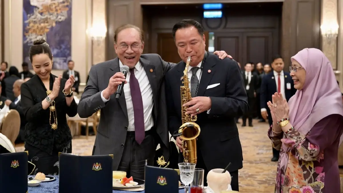 นายกอนุทิน เป่าแซกร่วมกับนายกมาเลเซียที่ร้องเพลง
