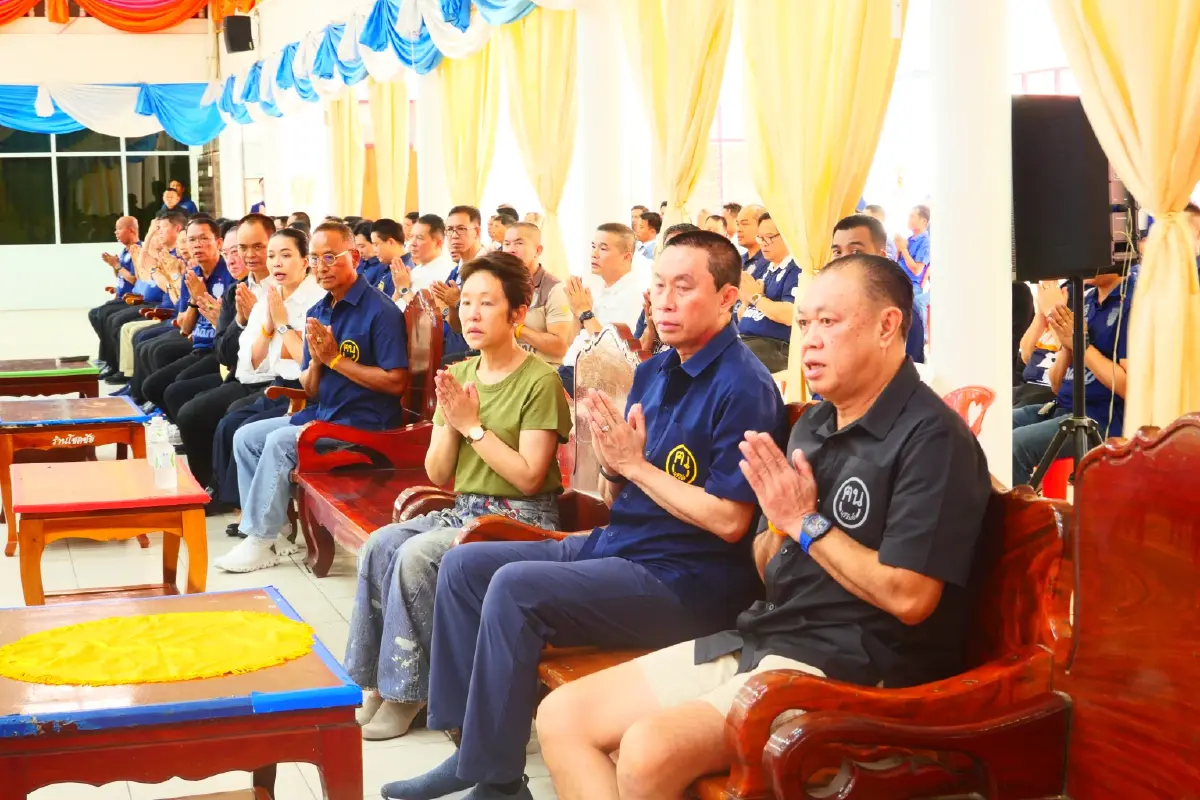 "เนวิน-ศักดิ์สยาม" นำทัพ สส.บุรีรัมย์ ถวายเทียน 1,333 วัด